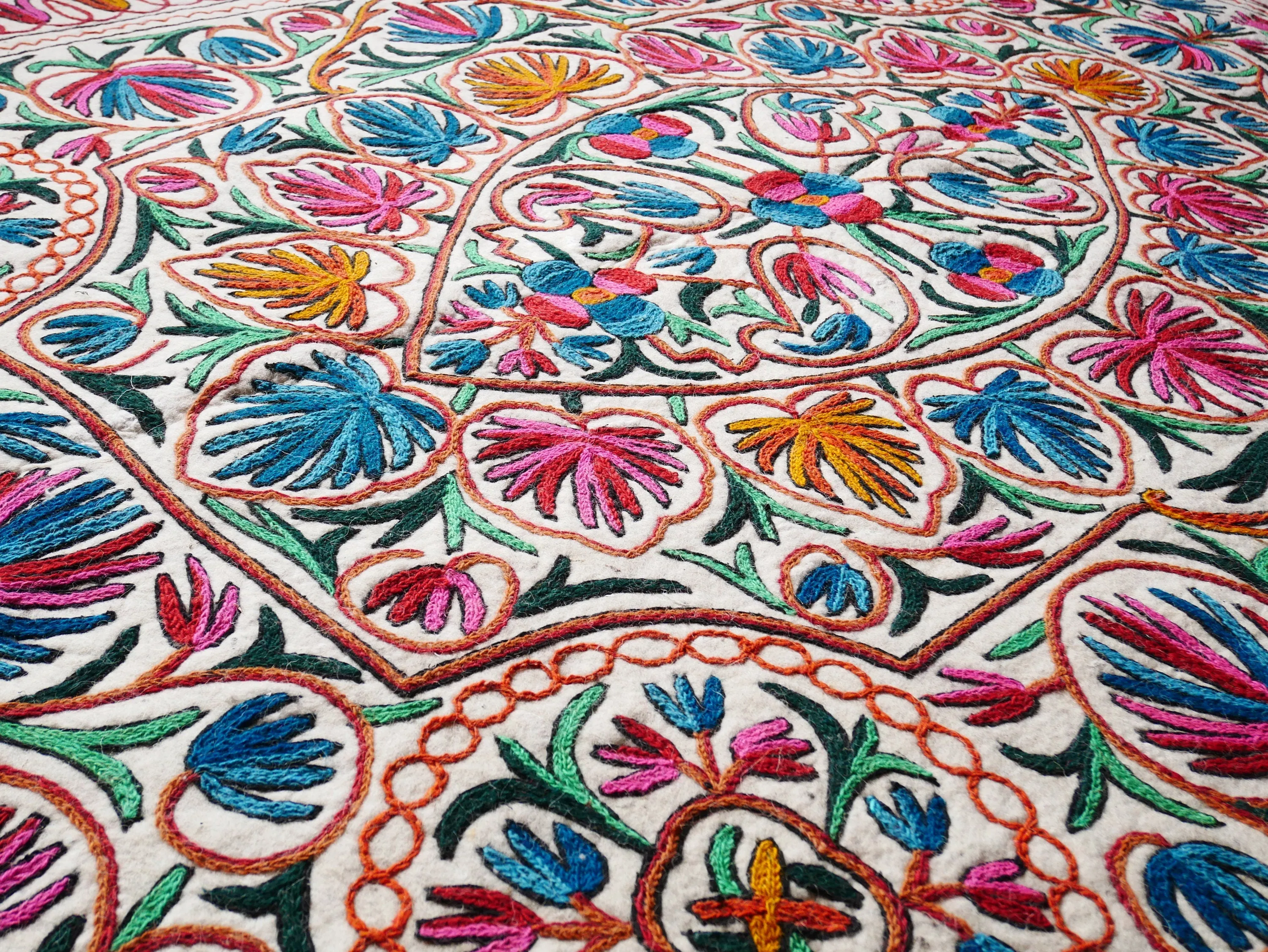 Large wool rug - Mandala rug 9x6' | boho area rug - traditional Namda from Kashmir | felted wool rug handmade embroidery
