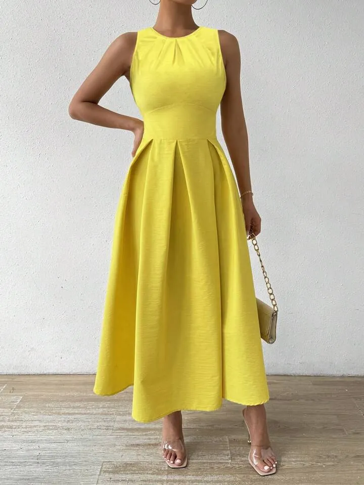 Solid color sleeveless dress in yellow